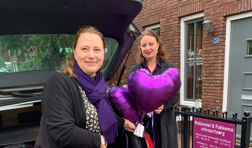 <p>Auto volgeladen met ballonnen voor de zorgtoppers.</p>
