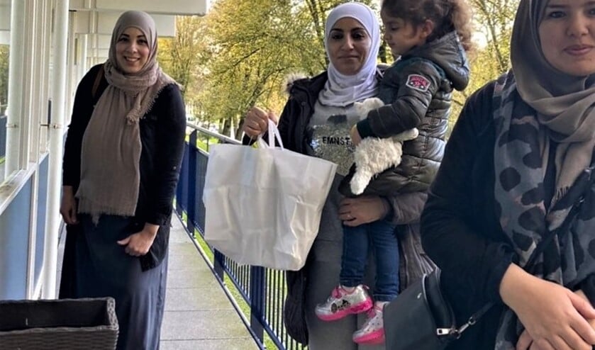 <p><strong>Nezha Lachhab (activiteitenbegeleidster bij SenW) kookt samen met vrijwilligers soep voor bewoners van Prinsenhof en brengt deze daarna ook rond (foto: pr SenW).</strong></p>