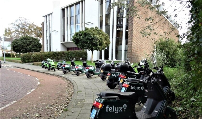 <p>Maanden geleden werden de eerste deelscooters al gesignaleerd op de Fonteijnenburglaan in Voorburg (foto: Ap de Heus).</p>