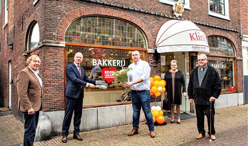 <p>Burgemeester Tigelaar ontvangt het magazine (foto: Harry Scholtes).</p>