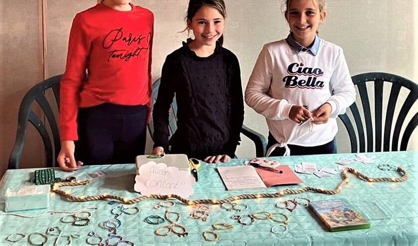 <p>Babette, Fiene en Elise (lees ook: Best Friends Ever) begonnen met het maken van fraaie oorbellen en armbandjes (foto: Ap de Heus).</p>