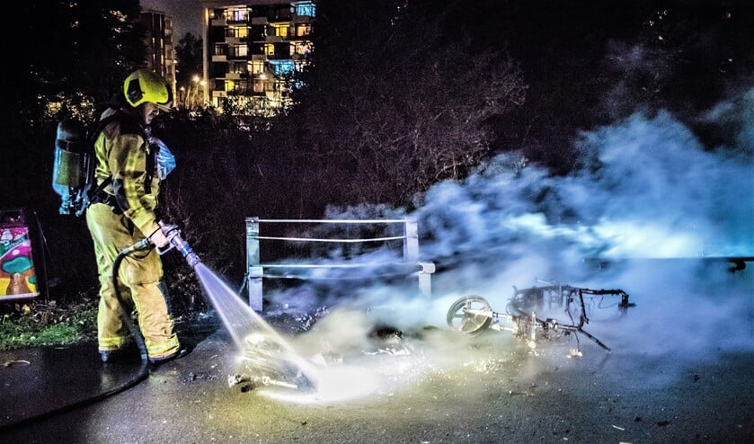 <p>Van de scooter en het bankje bleef niet veel meer over (foto: Sebastiaan Barel). </p>