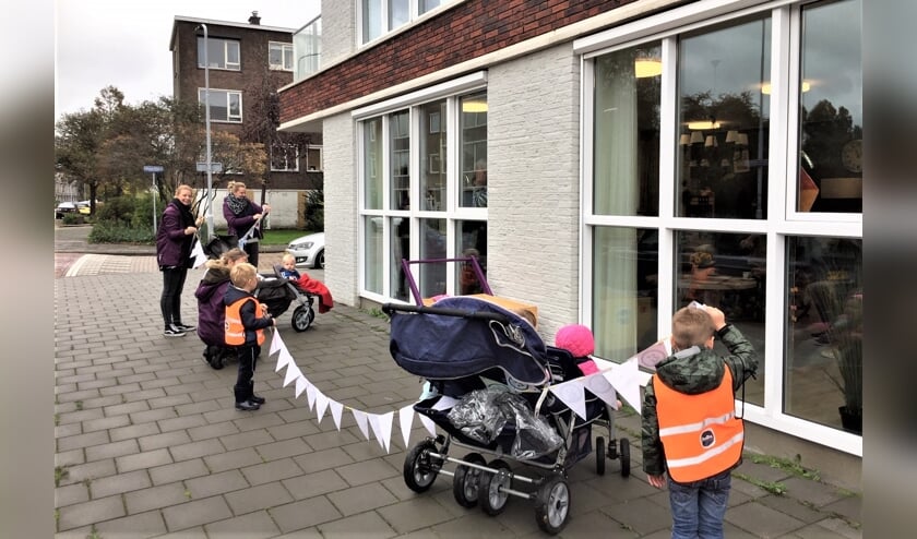 <p>De kinderen van Partou hebben in de Week tegen eenzaamheid een mooie slinger geknutseld en deze naar de Mariënpark gebracht (foto: pr). </p>