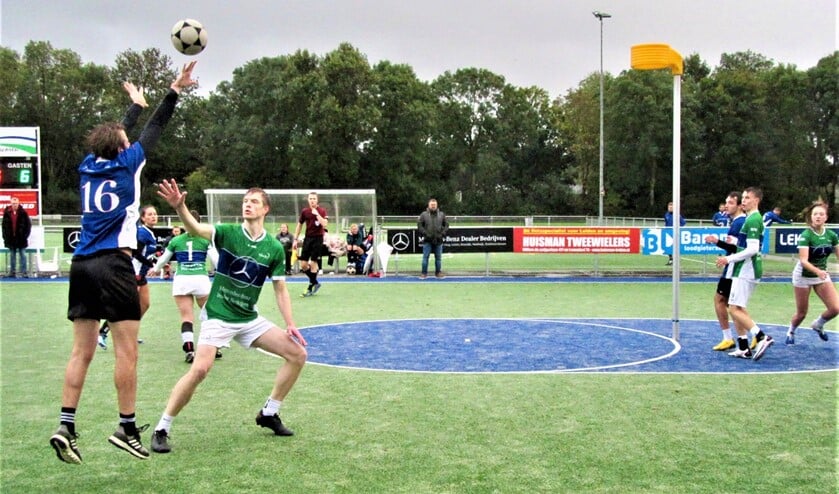 <p>Kjeld Verboom (16), hier schietend, werkte weer hard en wist eenmaal tot scoren te komen (foto: pr VEO).</p>