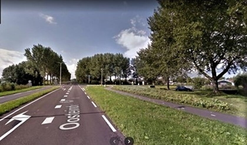 <p>De N206 (ter plekke Oosteinde geheten) in Stompwijk waar een aansluiting op de Veenpoldersweg moet komen (foto: Google Streetview).</p>