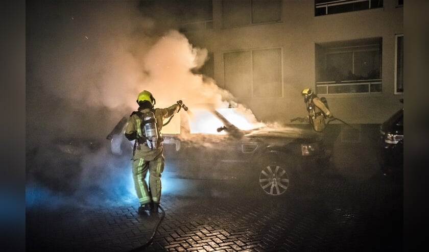 <p>Ondanks het snelle optreden van de brandweer kon niet worden voorkomen dat de Range Rover werd verwoest (foto: Sebastiaan Barel).</p>