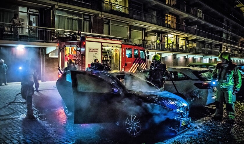 <p>Voorafgaand aan de brand aan de Prins Frederiklaan hoorden omwonenden een harde klap (foto: Sebastiaan Barel).</p>
