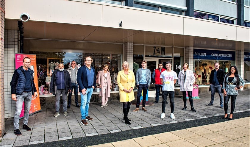 <p> De kick-off van het HYPElab door wethouder Astrid van Eekelen met enkele winkeliers en een student.(foto: Michel Groen). </p>