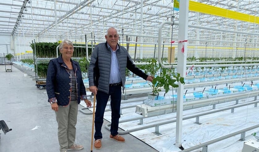 <p>Vader en moeder Duijvestijn planten symbolisch de eerste planten in de nieuwe kas.</p>