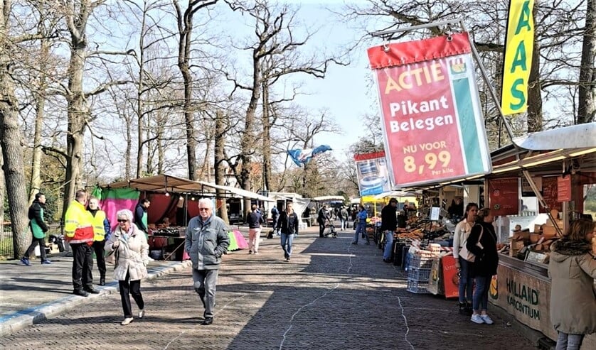 <p>De weekmarkt op het Oosteinde in Voorburg in coronatijd (archieffoto).</p>
