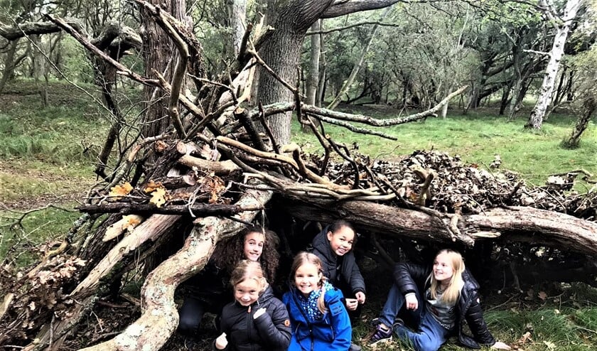 <p>Ook gingen de kids hutten bouwen in het Monkeybos, speuren naar sporen met de duinwachter, strandjutten, schatgraven en water zuiveren bij de duincampus (foto: pr SenW ).</p>