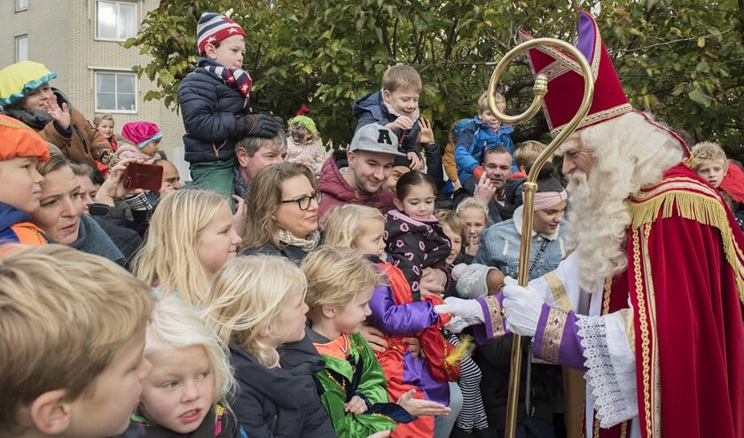 <p>Sinterklaas krijgt een warm welkom in Voorburg en neemt de tijd voor de kinderen langs de kant (archieffoto: Michel Groen).</p>