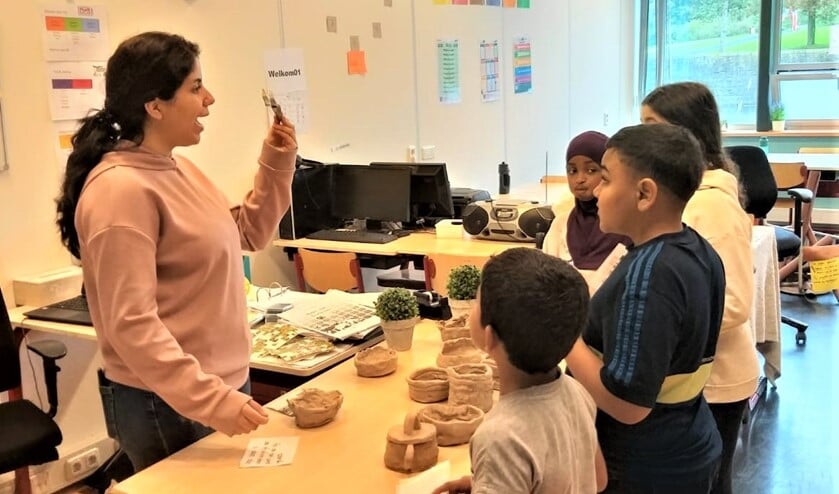 <p>In elke klas stonden attributen die tijdens het thematische onderwijs in de afgelopen tijd door de kinderen zijn gemaakt (foto: pr).</p>