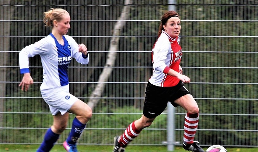 <p>Linda snelt langs de lijn voorbij haar DSVP-tegenstander (foto: AW).</p>