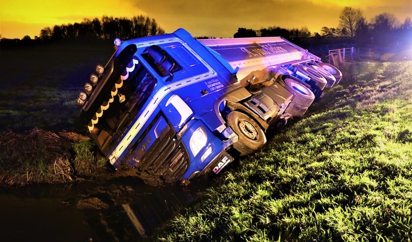 <p>De vrachtauto in de sloot langs de N206 (Oosteinde) tussen Stompwijk en Zoeterwoude (foto: Koen Jongen).</p>