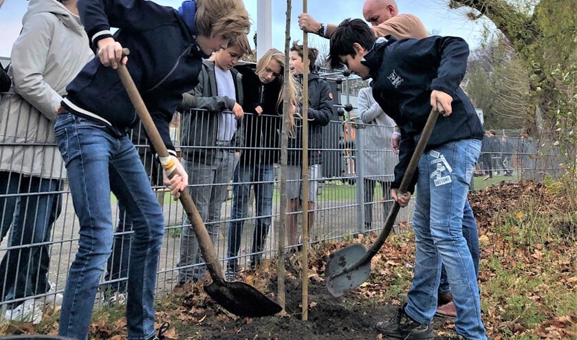 <p>De serviceclubs Innerwheel Voorburg en Rotary Voorburg boden leerlingen vorige week een alternatieve Boomfeestdag aan (foto: pr).</p>