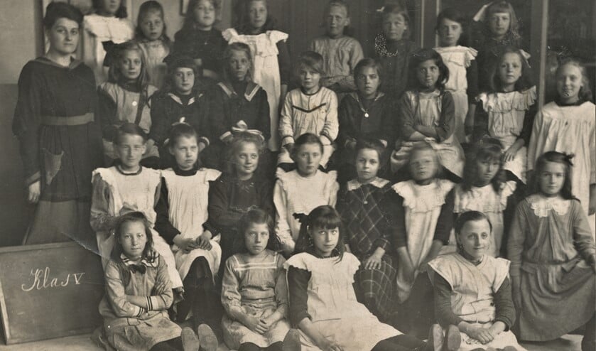 <p>De 5e klas van de St. Jozefschool in de Damstraat rond 1918 met juffrouw Faas (foto: Marry Remery-Voskuil).</p>