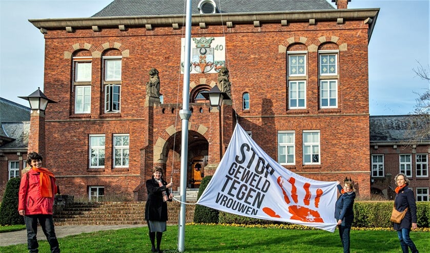 In het kader van de internationale campagne Orange the World hees wethouder Juliete Bouw vanmorgen,samen met de Soroptimisten de Orange the World Vlag (foto: Barbara Koppe).