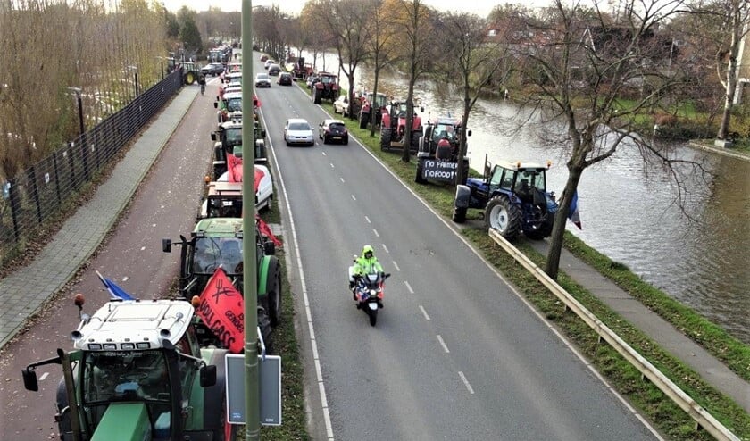<p>Langs de hele Westvlietweg stonden tractoren geparkeerd (foto's: Ap de Heus).</p>