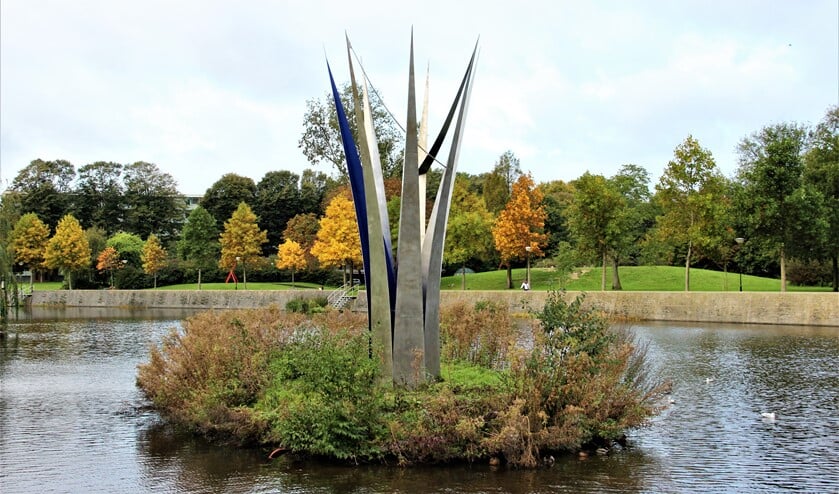 <p>‘De Kroon’, een beeld van Fredy E. Wubben (1940) aan de Prinses Marie Louiselaan in Leidschendam (foto: Marian Kokshoorn).<br><br></p>