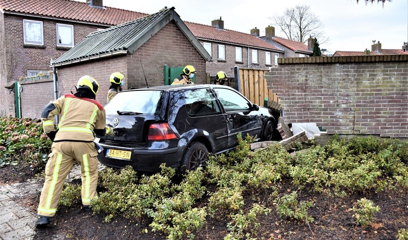 <p>De auto reed op de Damhouderstraat door het muurtje en kwam tot stilstand in een tuin, waarbij ook een schuur beschadigd raakte (foto: Sebastiaan Barel).</p>
