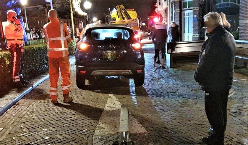 <p><em>De auto kon weer verder na het voorval. De poller deed het niet meer (foto: Tom Lek).</em></p>