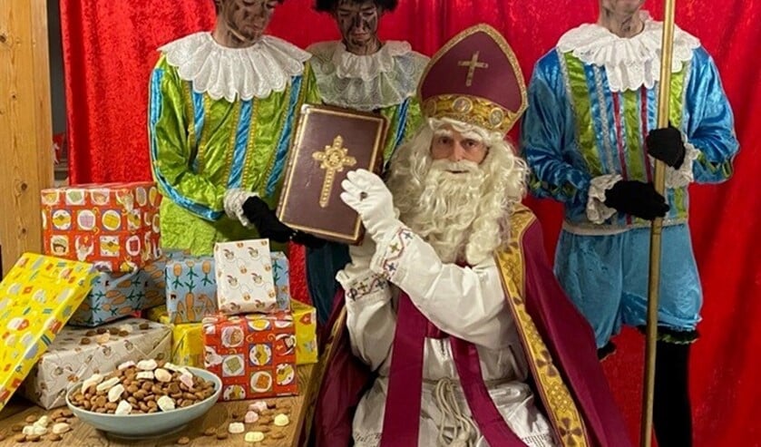 <p>Sint kwam met zijn pieten toch nog even op bezoek in wijkgebouw De Boot in Damsigt en had over alle kinderen wel wat te vertellen (foto: pr).</p>