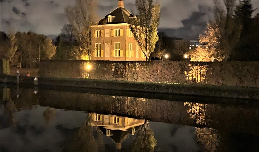 <p>Huygens'Hofwijk bij avond (foto: Rob Janssens).</p>