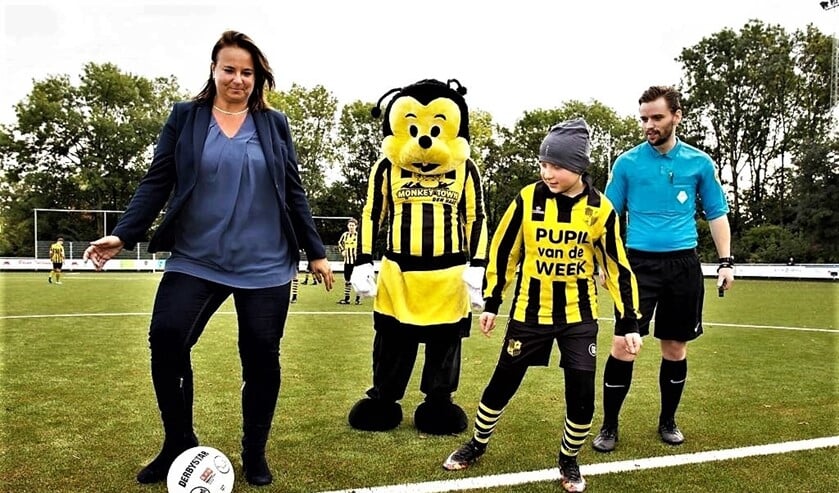 <p>Op Westvliet bij opening kunstgras hoofdveld Wilhelmus oktober 2019 (foto: gemeente).</p>