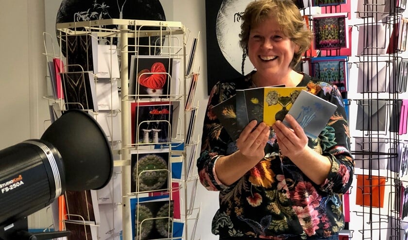 <p>Joyce is helemaal happy met de kaarten.</p>