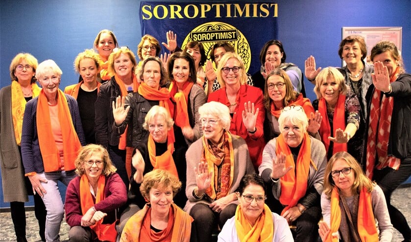 <p>Oranje is de kleur van compassie, mededogen en vriendelijkheid. De Soroptimisten dragen alle slachtoffers van geweld een warm hart toe. </p>