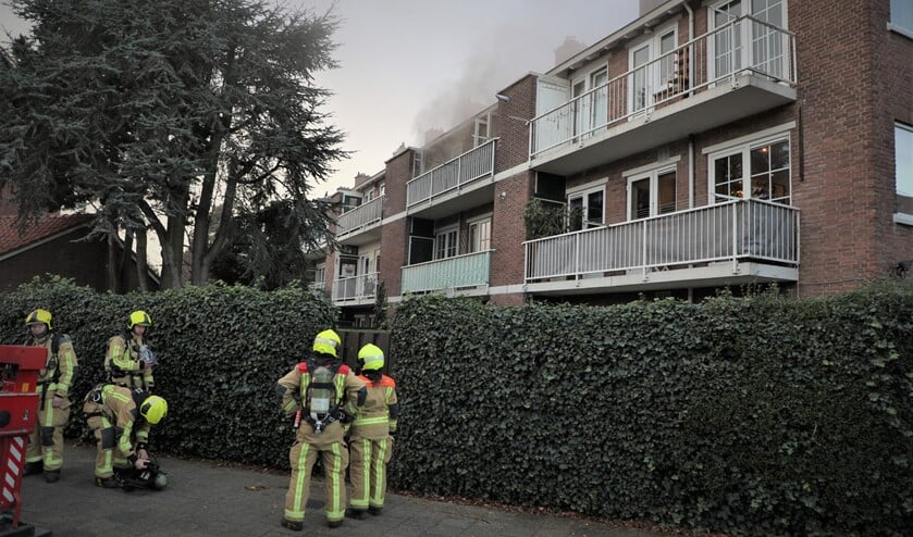 <p>Bij aankomst van de brandweer kwam er veel rook uit de woning (foto: Rene Hendriks).</p>
