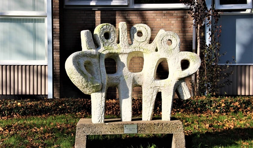 <p>Het beeld 'Plastiek´ van Marie van Eyl-Eitink (Enschede 1925-2018) aan de Zilvermeeuwlaan Leidschendam (foto: Marian Kokshoorn).</p>