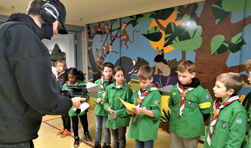 <p>De wepen van Scouting Damherten werd gevraagd om te helpen bij het maken van een nieuwsuitzending over scouting in andere landen. </p>