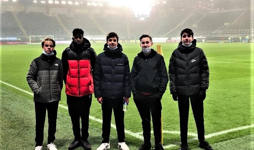 <p>Joël, Nabil, Dean, Niek en Jorg konden de wedstrijd van ADO Den Haag tegen Heerenveen (1-1) wel van heel dichtbij bekijken (foto: pr RKAVV). </p>