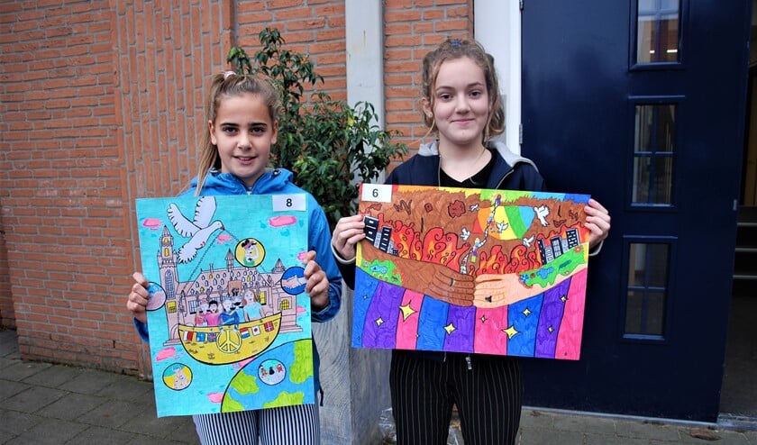 <p>Vicky Bus (l.) en Dunya van Beem met hun posters (foto: pr). </p>
