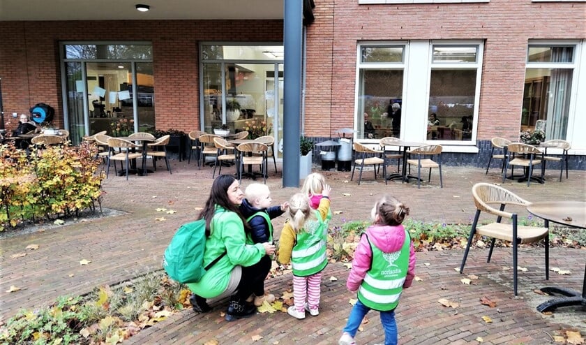<p>De kinderen van Kinderopvangorganisatie Norlandia en de ouderen in Vliethoft zwaaiden enthoust naar elkaar (foto pr.).</p>