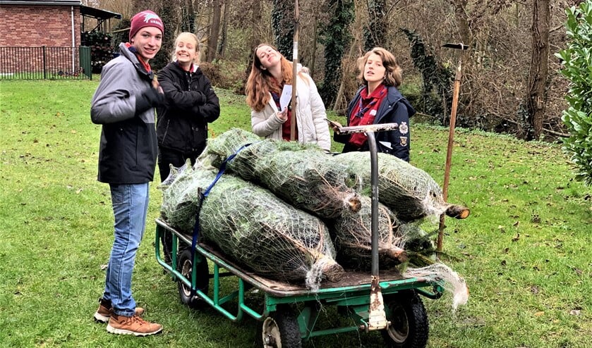 <p>De Explorers van scoutinggroep Sint-Maarten Hildegard verkopen kerstbomen om naar het buitenland op kamp te kunnen gaan.</p>