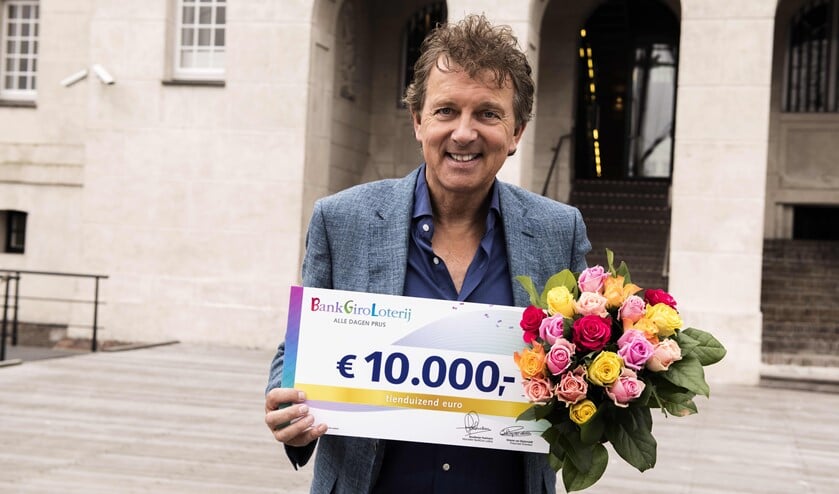 <p>BankGiro Loterij-ambassadeur Robert ten Brink met de cheque van 10.000 euro (foto: Jurgen Jacob Lodder).<br><br></p>