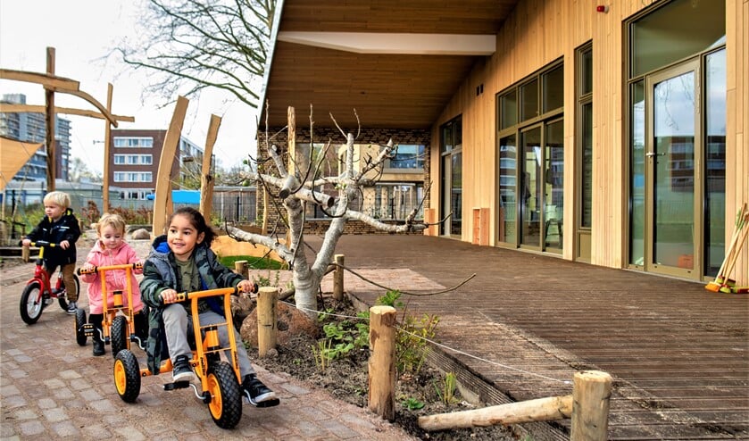 <p>Alles in en rondom het gebouw is erop gericht om kinderen te laten spelen (foto: Maurits van Hout).</p>