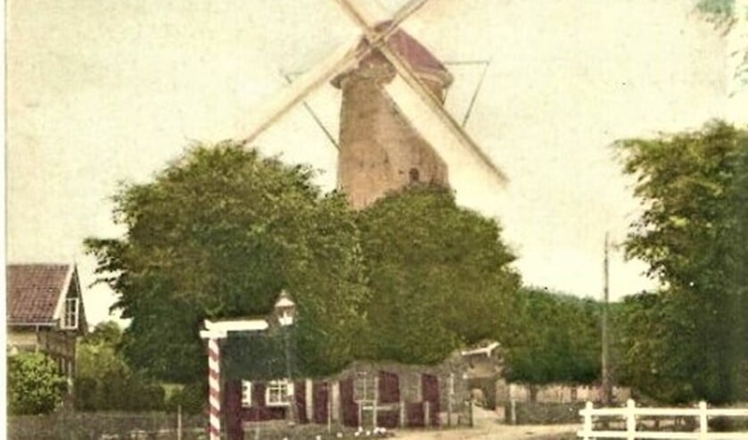<p>De Voorburgse korenmolen aan de Achterweg, nu Parkweg (archieffoto).</p>