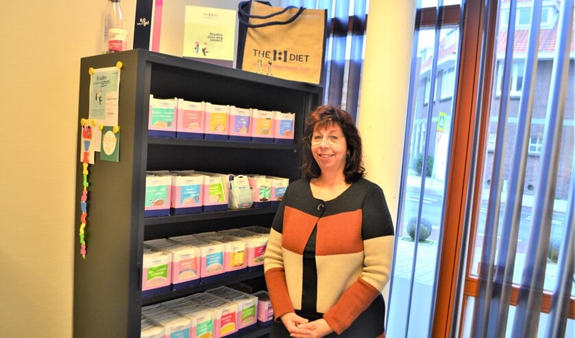 <p>Heleen Gabriel van der Linden voor de kast met de 1 op 1 dieetproducten (foto: Inge Koot). </p>
