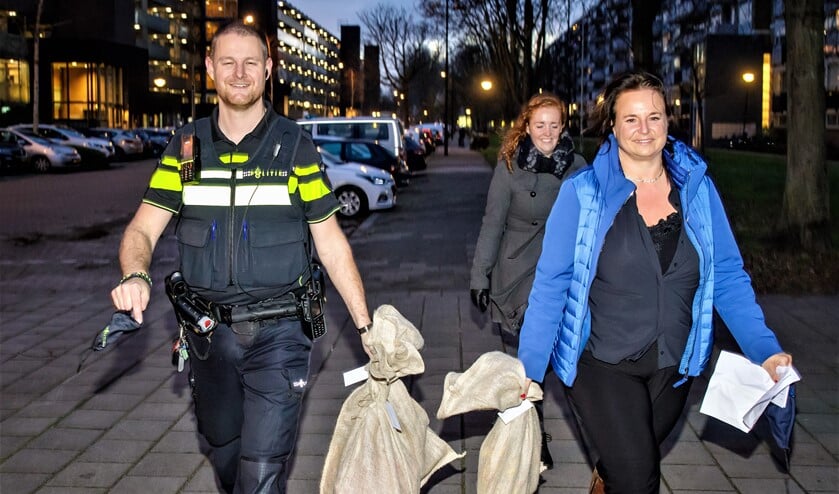 <p>Onder andere wijkagent Robin Hoogervorst en wethouder Nadine Stemerdink hielpen bij de bezorging van de pakjes voor Sintvoorieder1 (foto: Paul Voorham).</p>