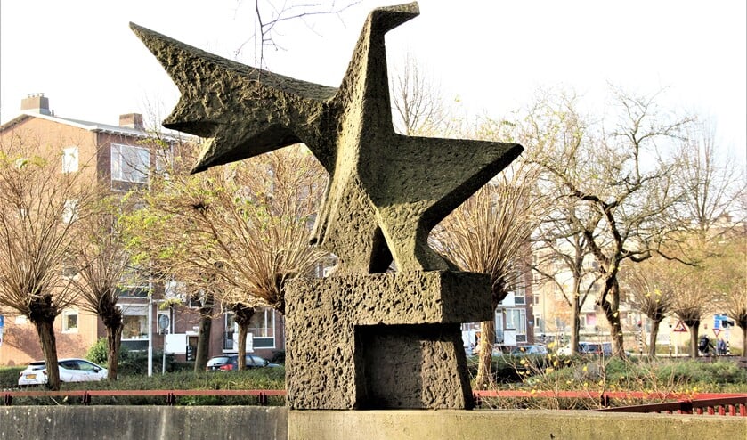 <p>‘Spankracht’, 1968, een beeld van Pim van Moorsel (Voorburg 1932) aan de Mgr. Van Steelaan, Park ‘t Loo (foto: Marian Kokshoorn).</p>