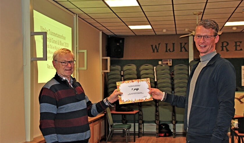 <p>De overhandiging van de 1e prijs, een jaarabonnement op Groei & Bloei, door voorzitter Jan Blokland aan Patrick Tol (foto's: pr Groei&Bloei).</p>