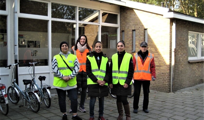 <p>Cursisten en docenten op de nieuwe locatie aan de Dobbelaan (archieffoto van voor coronatijd).</p>