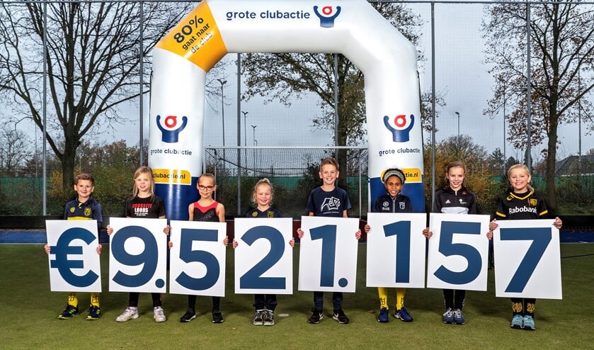<p>Kinderen onthullen de totaalopbrengst van de Grote Clubactie 2020 in Sportpark Drunen (foto: Merel van Dooren).</p>
