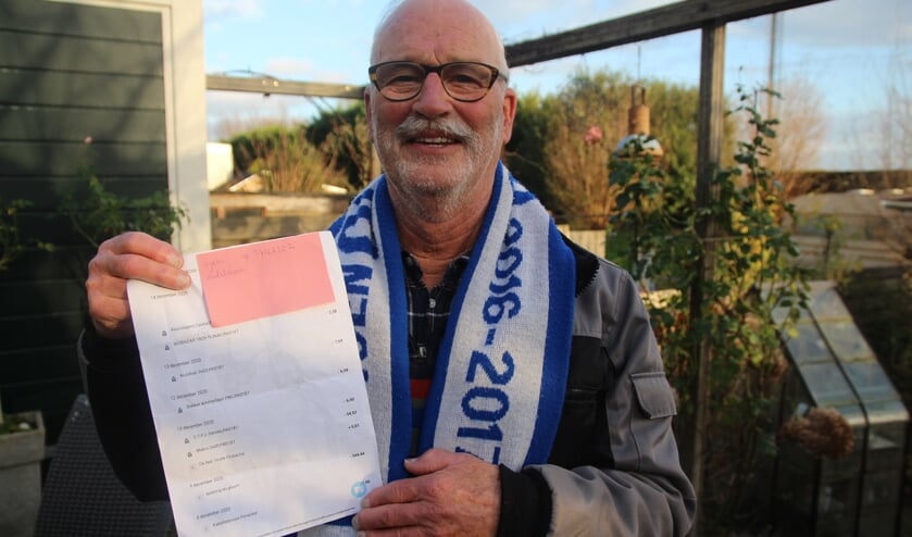 <p>Hennie van Eeden met een kopie van het bankafschrift waarop de bijschrijving van één cent te zien is.</p>