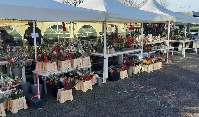 <p>Er kunnen op de parkeerplaats bij het tuincentrum GroenRijk De Wilskracht wel boeketten in kerststijl, allerlei fraaie kerststukjes en kerstbomen worden gekocht. Foto's: pr </p>