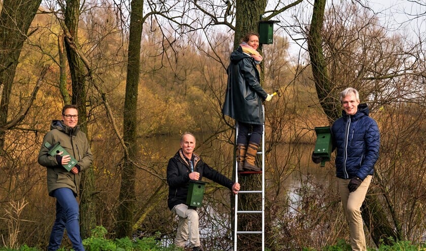 <p><em>Ophangen van het 75<sup>e</sup> nestkastje in Vlietland: De twee gedeputeerden, Anne Koning ( op de ladder) en Berend Potjer ( r.), geflankeerd door de voorzitters van de Vogelwacht Delft (l.) en van de Vereniging Vrienden van Vlietland </em>(foto: pr PZH).</p>